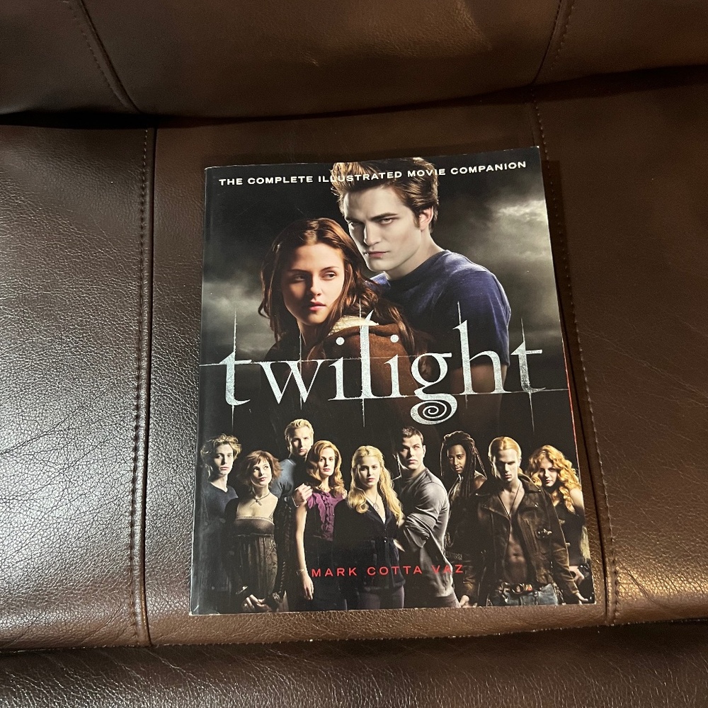 Twilight: The complete illustrated movie companion